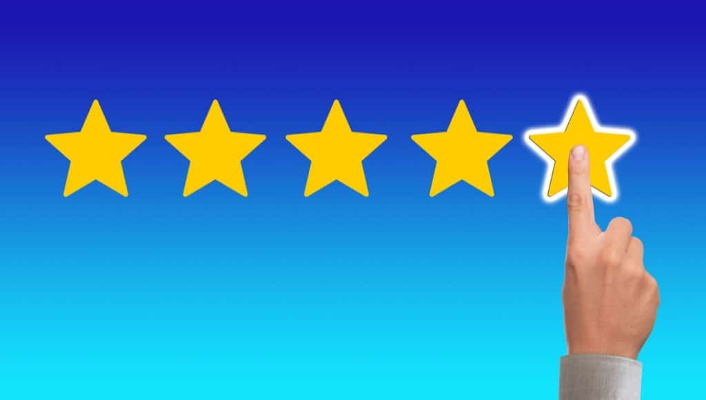 Una persona che indica una valutazione a cinque stelle.