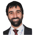 Un uomo con la barba sorride.