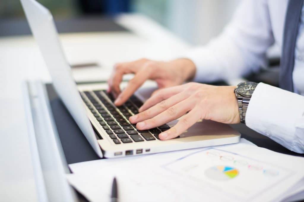 Un VECCHIO uomo d'affari che scrive su un computer portatile.